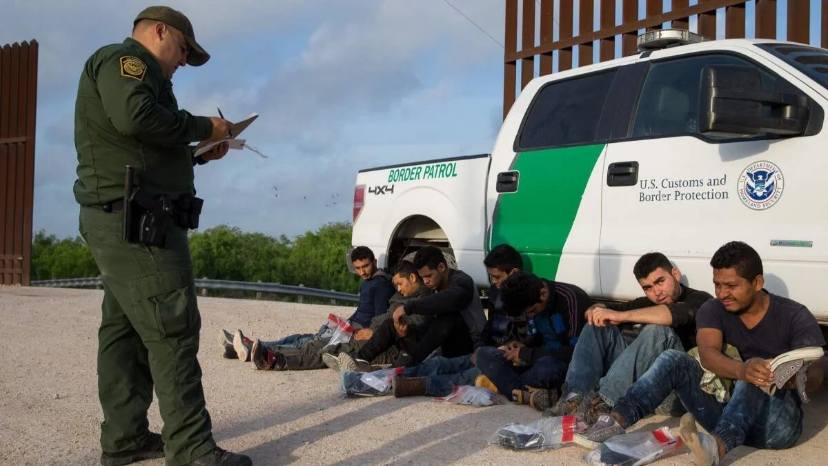 Cómo afecta la política migratoria a los inmigrantes latinos