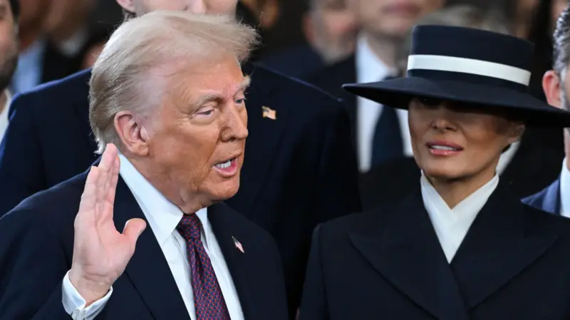 Donald Trump juró el cargo junto a su esposa Melania