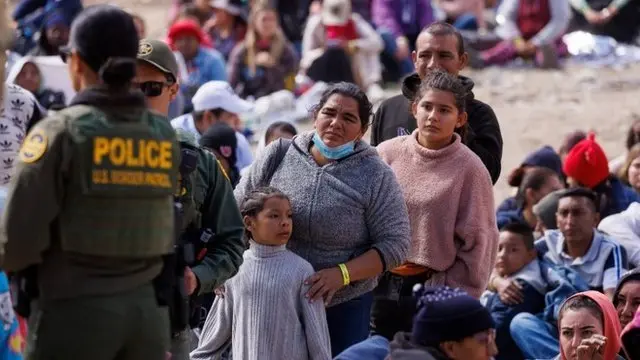 Título: Cómo las recientes políticas migratorias en EE.UU. impactan a los latinos inmigrantes